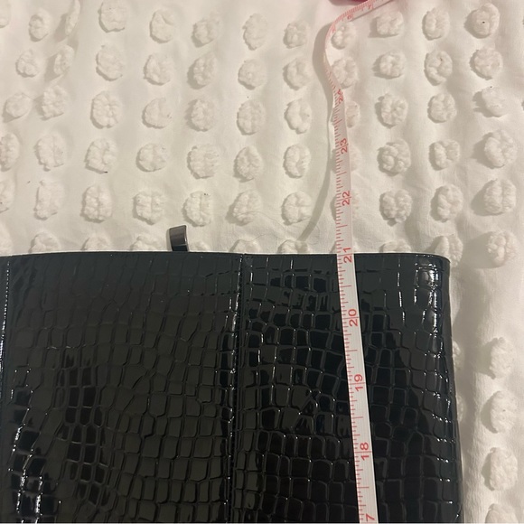 Sophisticated Black Heeled Boots with Glossy Finish - Picture 7 of 8